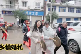 重庆万州婚礼，乡镇习俗还头次见，男家娶亲要年轻小姐姐敲锣视频封面