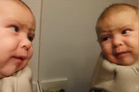 笑的十分开心，小宝宝照镜子，被镜子中的自己美到了视频封面