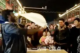 农村小伙逛庙会，碰到印度人在中国做生意，看看卖的啥？围满了人视频封面
