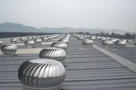 厂房上面的金属“烟囱”有啥用？为啥不通电就会转？