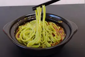 拉面的家常做法，从和面到调汤详细讲解，劲道爽滑拉不断，真好吃