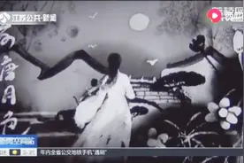 不服都不行！男子在水中作画，让墨汁自行扩散，这才是水墨画！视频封面