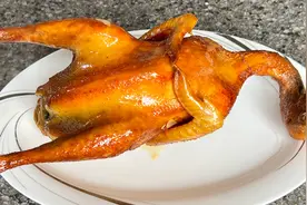 脆皮烧鸡的做法，鲜嫩多汁，皮脆肉香，味道不比外面的差