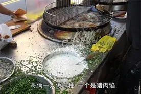 公务员辞职摆摊卖小吃，月入过万时间自由，称自己实在没办法视频封面