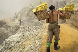 世界上最要命的工作！300米深火山口肩挑600斤硫磺视频封面