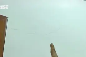 卧室墙体出现多条裂痕 业主质疑与邻居装修有关