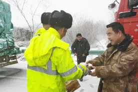 暖心！邢台大雪影响高速关闭 货车高速口滞留 交警送泡面 热水视频封面