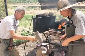 实拍70岁农村铁匠打铁，累了一天挣不到30元，看完好心酸视频封面