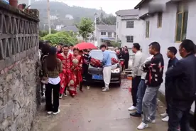 贵州农村一小伙结婚，新郎是个城里人，嫁给他，走了狗屎运视频封面