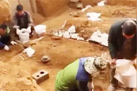 洛阳古墓众多盗墓贼频繁光顾 5万多座古墓被盗 50万件文物流失视频封面