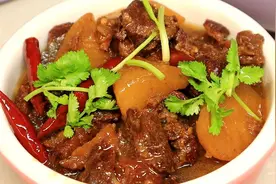 最适合冬天的萝卜炖牛肉，牛肉软烂入味，暖胃补气，天天吃都不腻