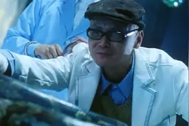 变异：流浪人正在睡觉，不料大蟒蛇钻进被窝，吓得流浪人哭笑不得视频封面