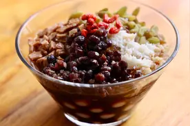 每天排队卖爆的冰汤圆，教你在家做，夏天来上一碗，吃了还想吃