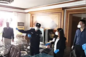 珠海一女子两套房养50只流浪猫自己吃杯面，邻居投诉：太臭了视频封面