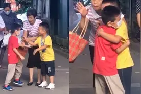 幼儿园开学两萌娃终相见激动的跳脚 穿“番茄炒蛋”默契十足视频封面