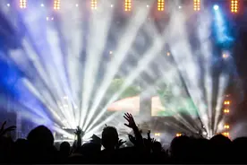 光头胖老外街头萨克斯演奏引路人围观，大伙都跟着一起摇摆视频封面