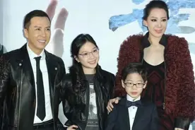 网友偶遇甄子丹一家四口，父女手牵手逛街画面温馨，令人羡慕！视频封面