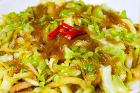 卷心菜炒粉丝怎么做才好吃？技巧全在这里，难怪以前炒粉条老粘锅
