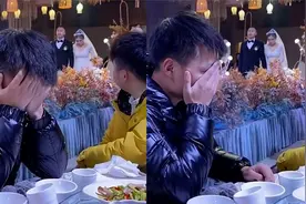 男生参加前女友婚礼，坐宾客席远远观望沉默不语，郁闷到双手掩面视频封面