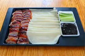 家庭北京烤鸭的做法：用饺子皮做春饼，教你自制甜面酱，味道醇厚