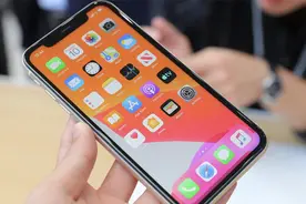 iPhone 手机小技巧，可调整锁屏界面时间的位置！视频封面