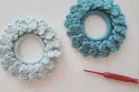钩针小花发饰，丸子头装饰发圈，基础针法连连看视频封面