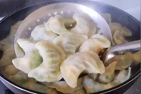 春天菠菜最鲜嫩，这样调馅包成素饺子太香了，挑食的孩子都吃不够视频封面
