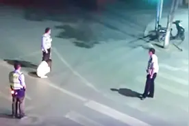 深夜女子蹲在马路中央哭泣 交警三角站位护平安视频封面