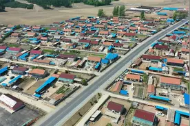 航拍辽宁清原县粘泥岭，202国道穿村而过，是一个美丽富饶小山村视频封面