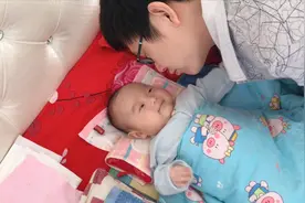 宝宝出生70天，爸爸想闻一下宝宝身上的奶香味，结果被嫌弃了视频封面