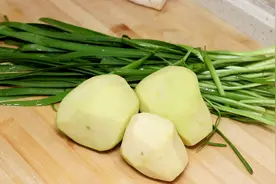 春天要多吃韭菜，搭配3个土豆，简单一做，营养又解馋，吃着真香视频封面