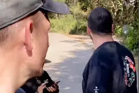 俩老外用云南方言唠嗑，讲话带“嘎”逗乐本地人，灵魂对话太喜感