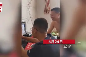 爸爸查儿子高考成绩，看到625分后瞬间趴桌上抽泣，网友集体看哭视频封面