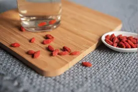 女人想不成黄脸婆，牢记补血养肝，6种食物泡茶喝，排肝毒补肝血视频封面