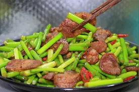 为什么饭店的蒜苔炒香肠那么好吃？看了大厨的做法，原来是这样做视频封面