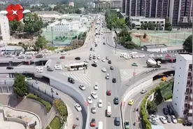 太华路立交北段铁路跨线桥8日起全封闭围挡施工，市民注意绕行视频封面