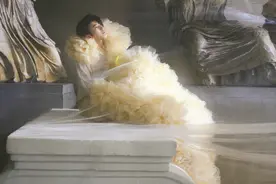 蔡徐坤挑战拖地蓬蓬裙，化晒伤妆戴夸张耳饰，突破格局别样惊艳视频封面