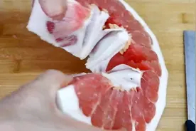才知道，柚子应该这样开，完整还不沾手，教您一招，开柚子不犯愁