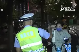 南昌：骑电动自行车不戴头盔 交警夜查不停歇