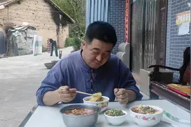 去秦岭终南山游玩，西安蓝田汤峪大姐为我们打糍粑，太费体力了视频封面