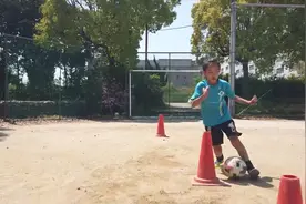 实拍足球训练超刻苦的日本小女孩，这就是日本女足强大实力的基础视频封面