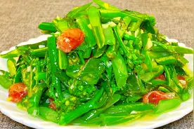 炒芥兰时，直接下锅炒是大错，教你正确做法，脆嫩营养又好吃
