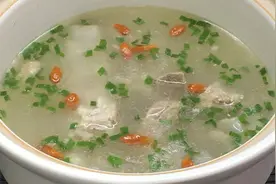 教你排骨汤的正确做法，汤汁清澈不肥腻，猪肉再贵也要炖给家人喝