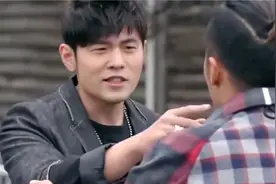 周杰伦跟谢霆锋关系有多好？兄弟相逢各种调侃，直言：怎么拿奖的视频封面