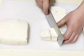 教你把豆腐切成好看的三角形，简单易学，还能不粘刀