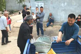 农村小伙下乡卖豌豆，乡里乡亲互相谦让捧场，场面让人感动又温馨视频封面