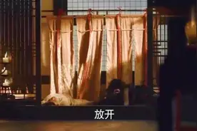 男子捂死皇帝，没想到皇帝死了还拉着他的衣服不放，被吓坏了