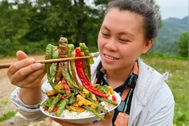 欧妹吃辣太厉害，2斤辣椒炒鸡蛋，一口辣椒一口饭辣得满身都是汗