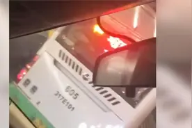惊险！武汉公交车斜插高架桥下动弹不得 当晚被拖走道路已恢复视频封面