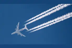 飞机划过天空后，为什么会放一道“白屁”？多数人都不知道